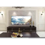 Desert Stone Matt E162 nappali. Ez a nappali egy elegáns, márványmintás PVC falpanellel és modern sötét TV-állvánnyal van felszerelve.