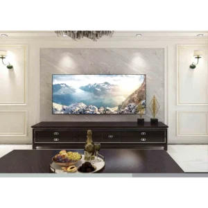 Desert Stone Matt E162 nappali. Ez a nappali egy elegáns, márványmintás PVC falpanellel és modern sötét TV-állvánnyal van felszerelve.